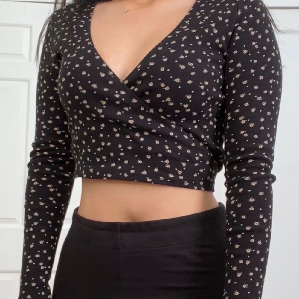 🛍 2/$18 Brandy Melville Black Floral Coco V Neck Wrap Top OS